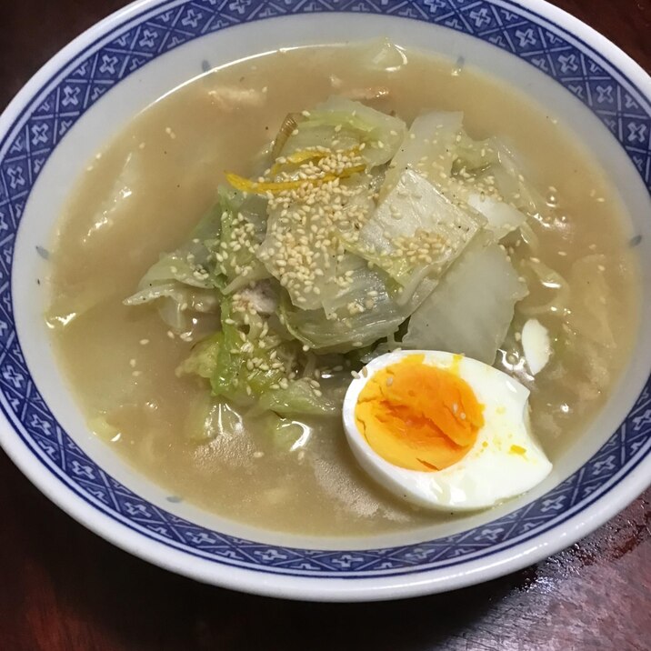 白菜と鶏モモの豚骨ラーメン。